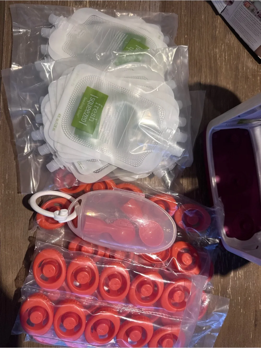 Infantino Baby Food Squeeze Station with 100 pouches -  includes 2 spoon caps